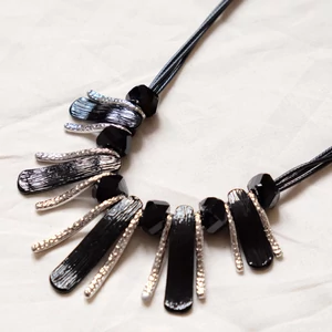 NŐI NYAKLÁNC FÉM MEDÁLLAL