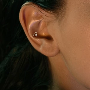 A &amp;amp; ONE Ródiumozott Orvosi Acél Ezüst Színű Szívecskés Arc Piercing Cirkónia Kövekkel