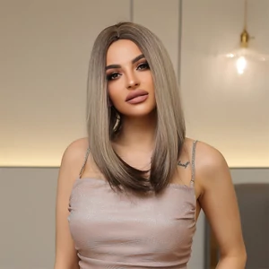 Középhosszú Hamvasszőke Szintetikus Paróka Sötétebb Végekkel, Ragasztó Nélkül - 40 cm