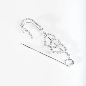 Szíves, strasszos kitűző