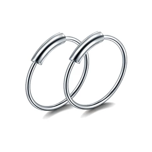 Ezüst színű apró karika fül- vagy orrpiercing