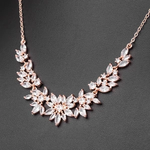 Rózsaarany Nikkelmentes Fém Átlátszó Köves Virág Mintázatú Nyaklánc és Fülbevaló Ékszer Szett