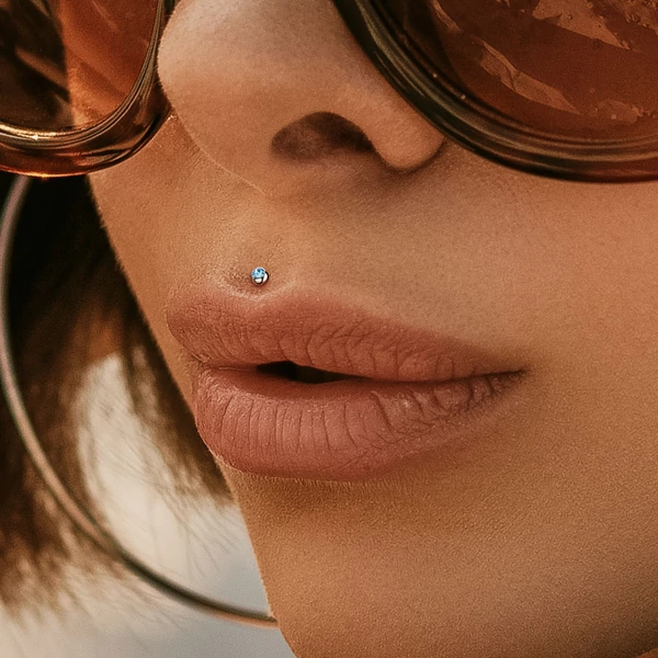 A & ONE Arany Színű 316L Orvosi Acél Egyenesszárú Labret Piercing Fehér Kővel