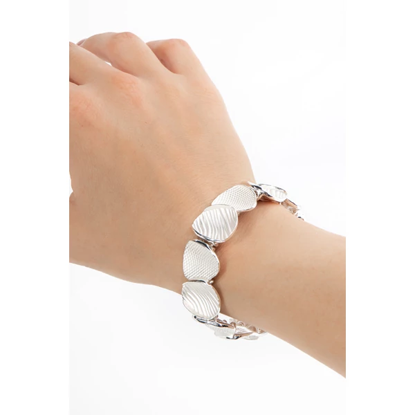 Fehér Texturált Ovális Elemekből Álló Fém Karkötő Rugalmas Gumira Fűzve