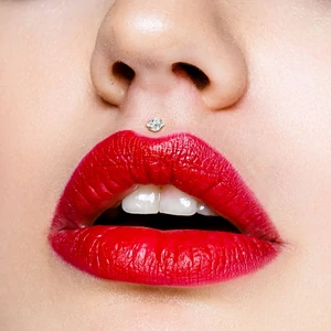 A &amp;amp; ONE Ezüst Színű 316L Orvosi Acél Labret Piercing Cirkónia Kővel