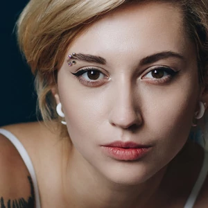 Ezüst Színű Kék Köves Orvosi Acél Szemöldök Piercing