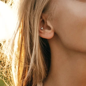 A & ONE Ródiumozott Orvosi Acél Szivárványos Szívecskés Arc Piercing