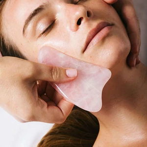 A & ONE Rózsakvarc Arc Masszírozó Roller És Gua Sha Szett Dobozban