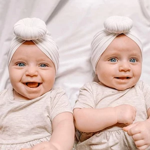 A & ONE Téglavörös Rugalmas Baba Sapka Csomós Díszítéssel