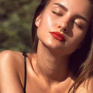 A & ONE Fekete Színű 316L Orvosi Acél Csavart Karika Alakú Septum Piercing Kövekkel Díszítve