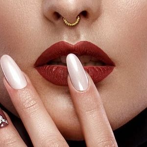 Septum Piercing Csavart Díszítéssel