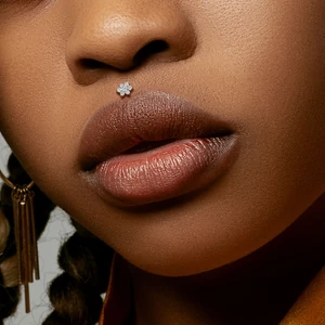 Csillogó Virággal Díszített Arany Színű  316L Orvosi Acél Egyenesszárú Labret Piercing