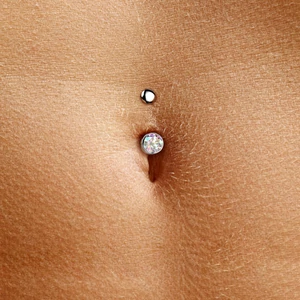 Ezüst Színű Titánium Köldök Piercing Csillogó Halvány Rózsaszín Kővel