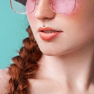 A & ONE Ezüst Színű Titánium Egyenesszárú Labret Piercing Fehér Kővel-Dísz 5mm
