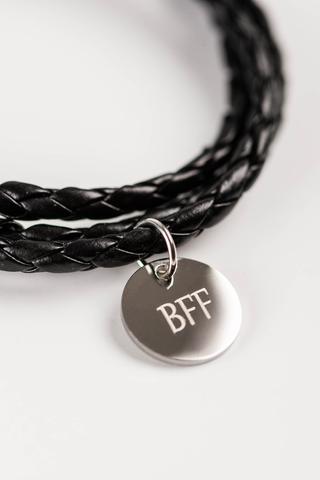 A & ONE Fekete Többsoros Bőr Karkötő Titánium Részletekkel BFF Gravírozással - Legjobb Barátnak