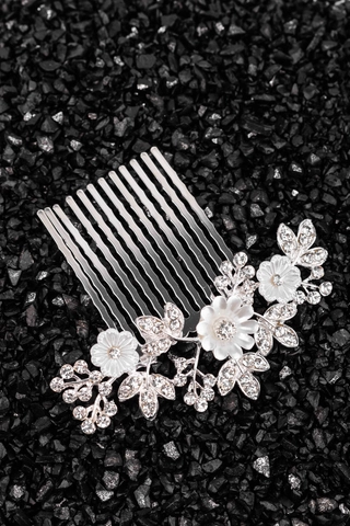 Esküvői Virágokkal És Strasszkövekkel Díszített Fehér- Ezüst Nikkelmentes Fém Hajtű