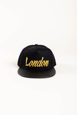 A &amp; ONE Fekete, Kígyómintás Borítású, Sárga London Felirattal Hímzett Snapback Sapka