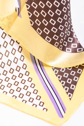 Kép 3/4 - Fehér-Barna Apró Mintás Selyem Hatású Textil Kendő