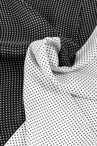 Kép 3/4 - Fekete-Fehér Apró Pöttyös Selyem Hatású Textil Kendő