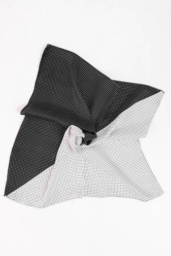 Kép 4/4 - Fekete-Fehér Apró Pöttyös Selyem Hatású Textil Kendő