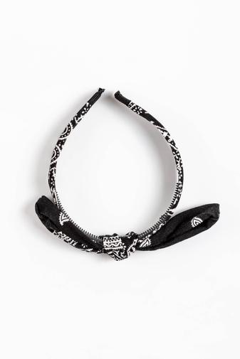 Kép 2/3 - A & ONE Fekete Bandana Mintás Hajpánt Masnival