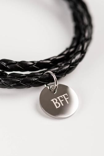 Kép 1/3 - A & ONE Fekete Többsoros Bőr Karkötő Titánium Részletekkel BFF Gravírozással - Legjobb Barátnak