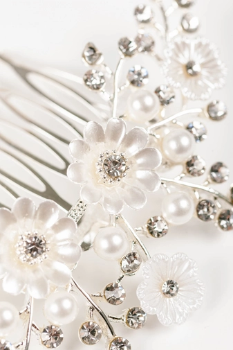 Kép 2/4 - Esküvői Ezüst Színű Hajtű Virággal, Gyöngyökkel És Strasszkövekkel Díszítve
