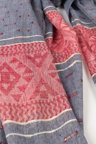 Kép 2/2 - Farmerkék És Piros Geometriai Mintás Aranyszállal Díszített Vékony Textil Sál