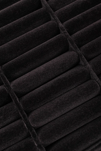 Kép 2/2 - Fekete Plüss Ékszer Tároló Tálca, Gyűrűk, Fülbevalók Tárolásához