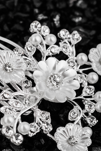 Kép 2/2 - Esküvői Virágokkal És Strasszkövekkel Díszített Fehér És Ezüst Színű Nikkelmentes Fém Hajtű