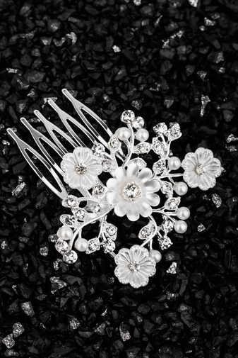 Kép 1/2 - Esküvői Virágokkal És Strasszkövekkel Díszített Fehér És Ezüst Színű Nikkelmentes Fém Hajtű