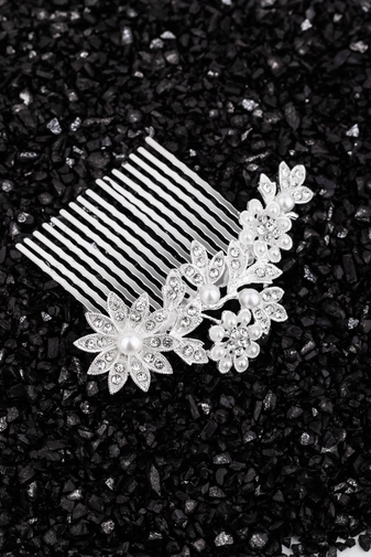 Kép 1/2 - Esküvői Virágokkal És Strasszkövekkel Díszített Gyöngyös Nikkelmentes Fém Hajtű