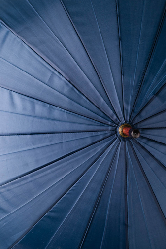 Kép 3/4 - Sötétkék És Szürke Uniszex Fa Nyelű Bot Esernyő, 133 cm Átmérővel