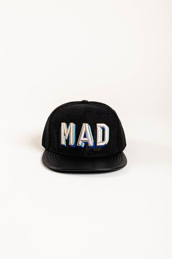 Kép 1/3 - A & ONE Fekete, Színes MAD Felirattal Hímzett Snapback Sapka