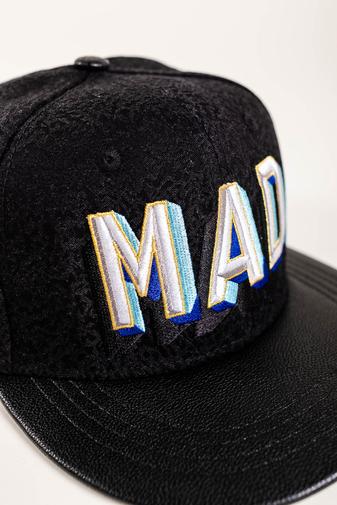 Kép 3/3 - Színes MAD Felirattal Hímzett Snapback Sapka