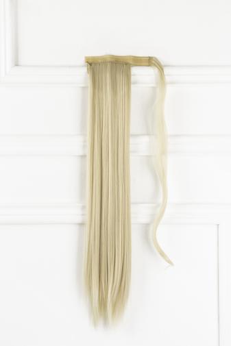 Kép 1/2 - A &amp; ONE Világos Szőke Hosszú Egyenes Szintetikus Póthaj Copfhoz 60 cm