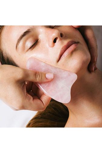 Kép 4/8 - A & ONE Rózsakvarc Arc Masszírozó Roller És Gua Sha Szett Dobozban