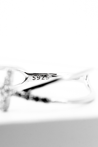 Kép 6/6 - A &amp; ONE Állítható S925 Ezüst Gyűrű Cirkónia Köves Kereszt Díszítéssel