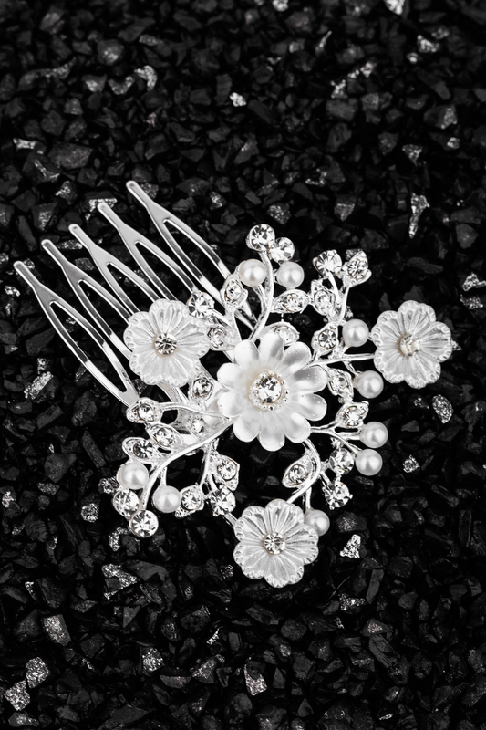 Esküvői Virágokkal És Strasszkövekkel Díszített Fehér És Ezüst Színű Nikkelmentes Fém Hajtű