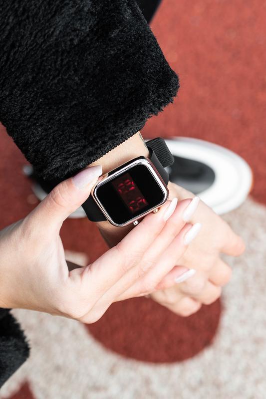 A & ONE Ezüst Színű Keskeny Tokkal Készített Gumi Szíjas Sportos Digitális Karóra