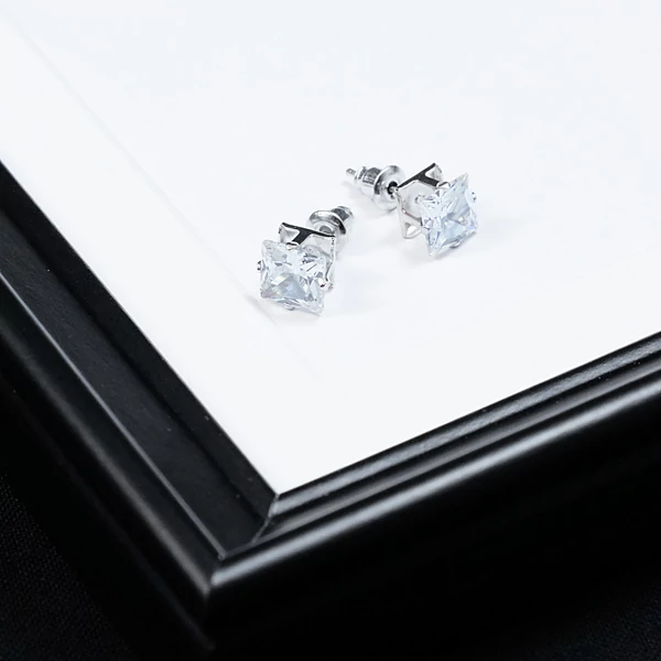 A & ONE Kocka formájú,cirkónium fülbevaló (4mm)