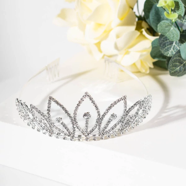 Esküvői Alkalmi Nagy Méretű Tiara Strasszkő Díszítéssel Szirom Formákkal Hajfésűvel
