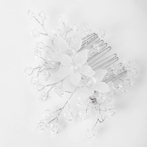 Esküvői Strasszos Virág És Levél Formákkal Díszített Hajfésű