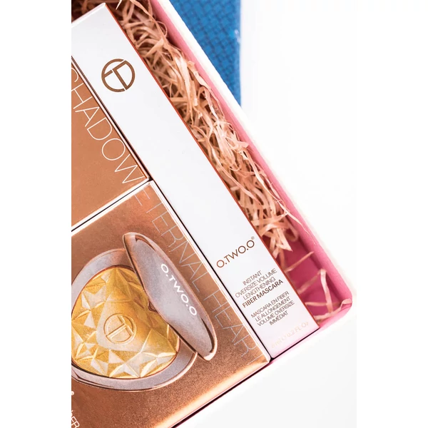 O.TWO.O® Smink Szett Ajándék Dobozban: Rúzs, Szempillaspirál, Highlighter Púder És 4 Darabos Szemhéjpúder Paletta