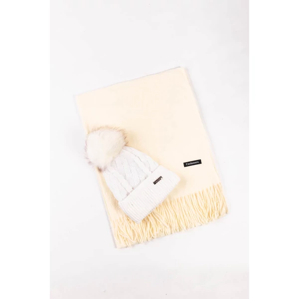 Fehér Csillogós Kötött Sapka Pomponnal És Tört-Fehér Anyagában Rózsa Mintás  Sál Szett