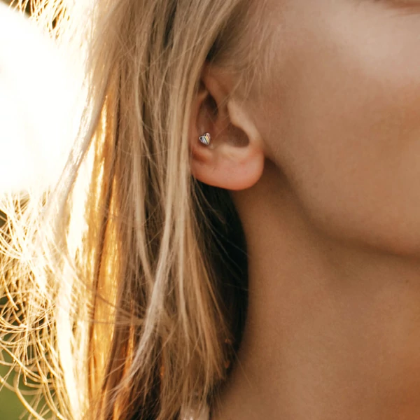 A & ONE Ródiumozott Orvosi Acél Szivárványos Szívecskés Arc Piercing