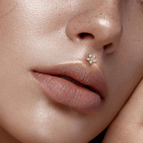 Arany színű cirkónia köves virág alakú piercing 6mm