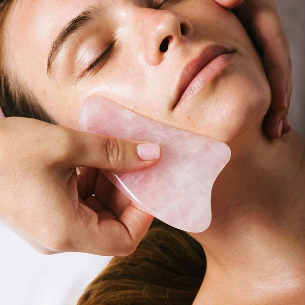 A & ONE Rózsakvarc Arc Masszírozó Roller És Gua Sha Szett Dobozban
