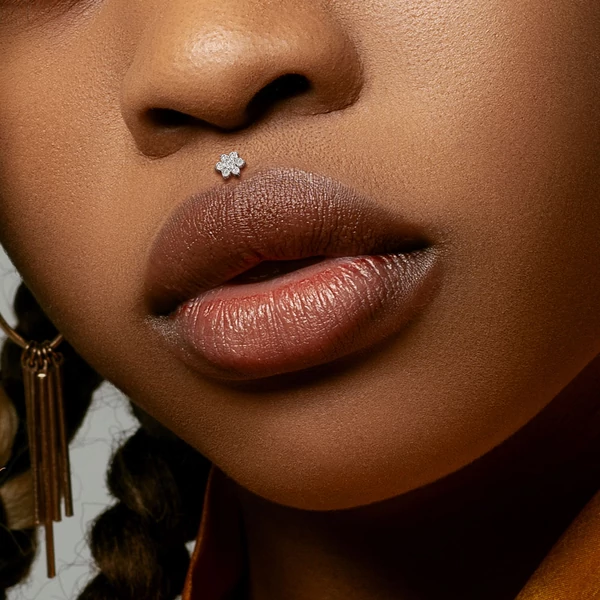 Csillogó Virággal Díszített Arany Színű  316L Orvosi Acél Egyenesszárú Labret Piercing